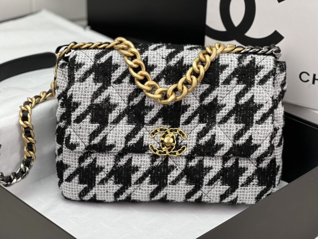 CHANEL 19 LARGE HANDBAG AS1161 - 画像 (2)