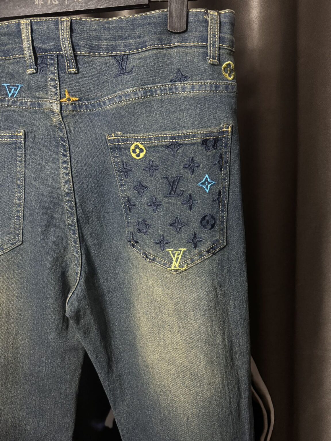 LV Louis Vuitton刺繡入りのトレンディジーンズ 01SS102437 - 画像 (4)