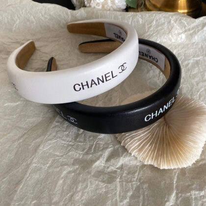 CHANEL黒と白のレザーヘッドバンド SS