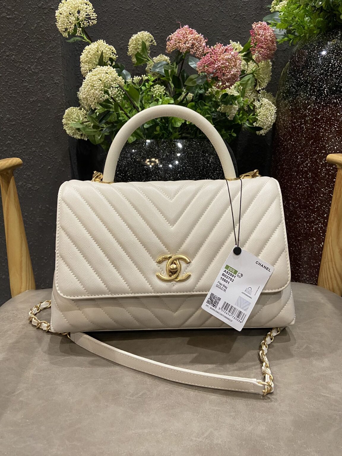 Chanel Cowhide handbag Large 92991 - 画像 (10)