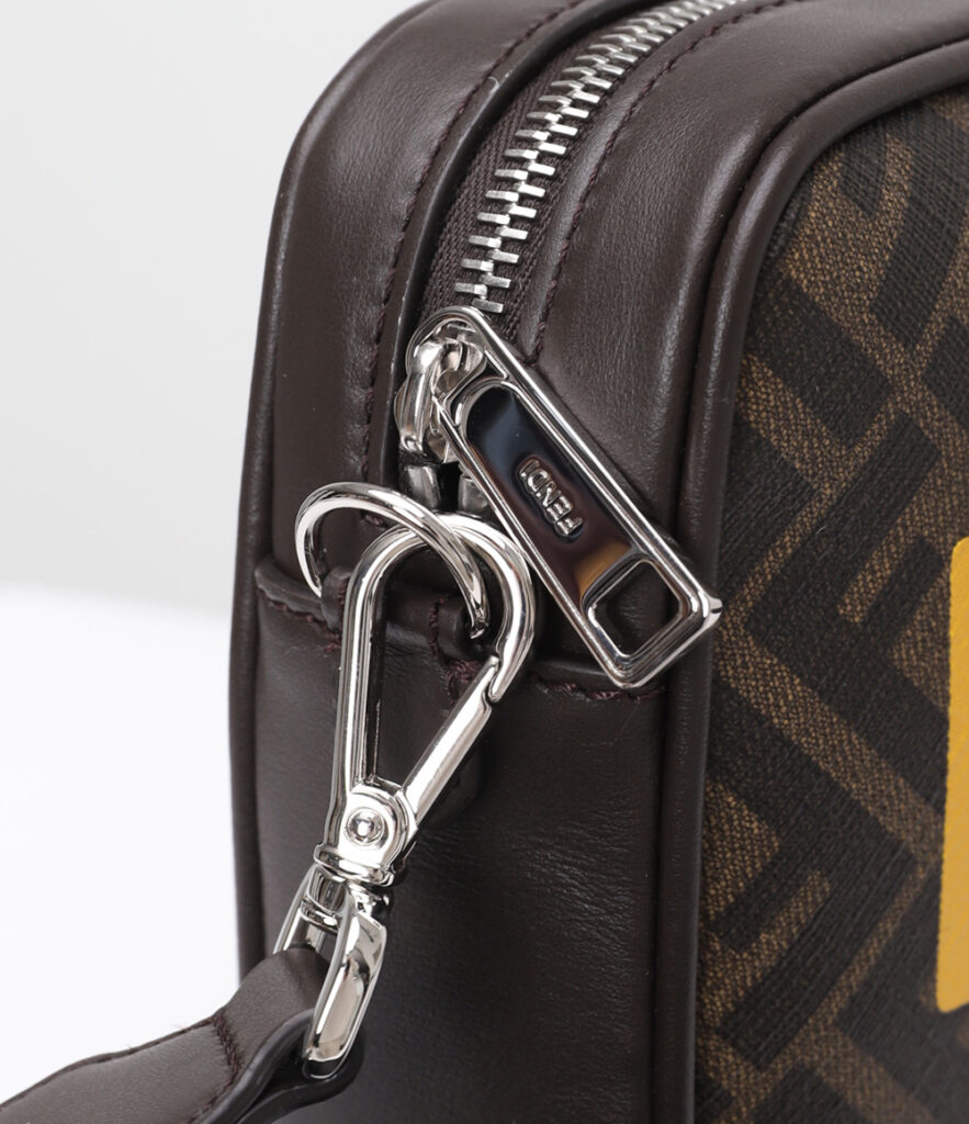 FENDI ブラウンFFファブリック バッグ カメラケース - 画像 (5)