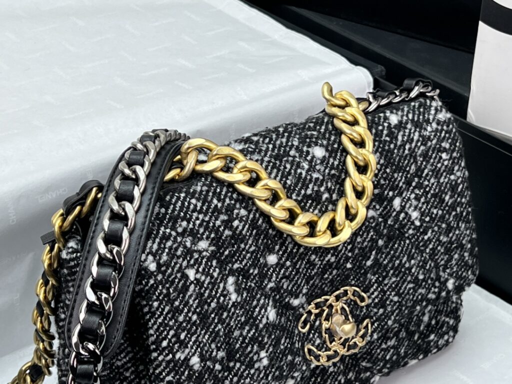 CHANEL 19 HANDBAG AS1161 - 画像 (17)