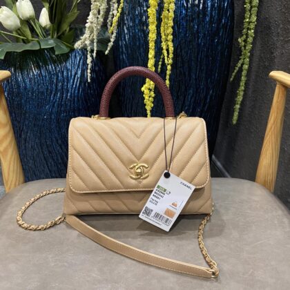 Chanel Cowhide handbag A92990