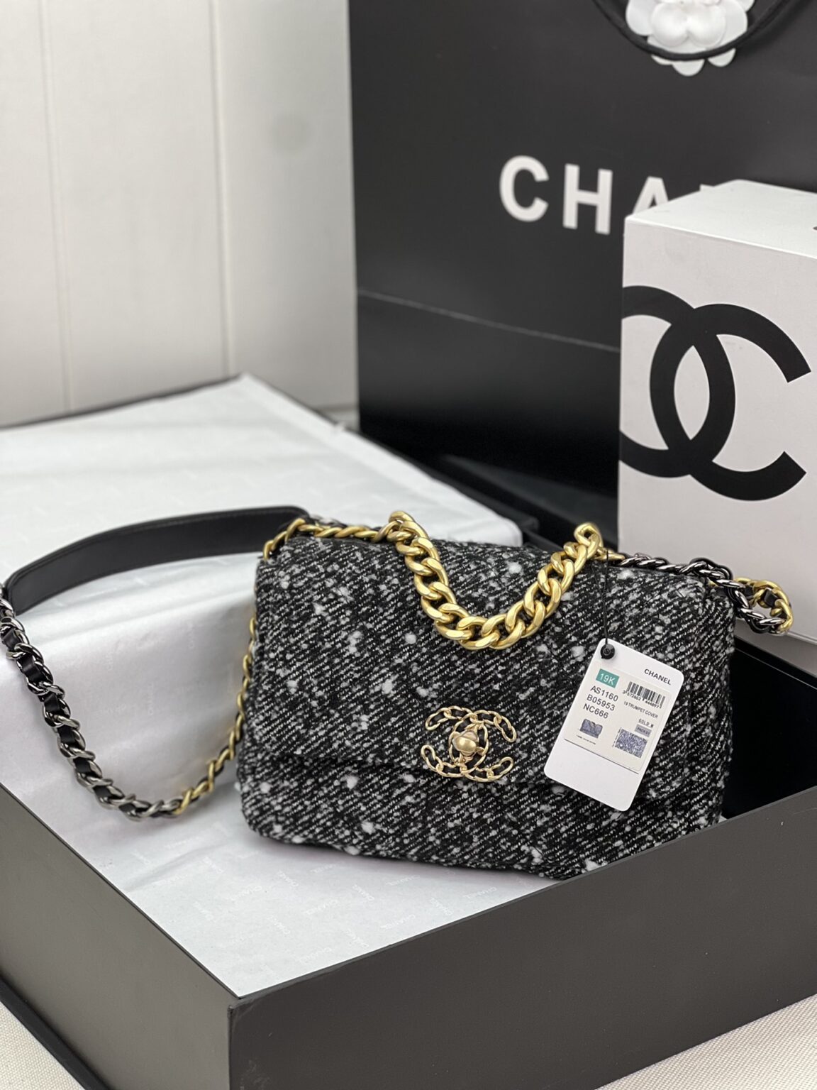 CHANEL 19 HANDBAG AS1161 - 画像 (10)
