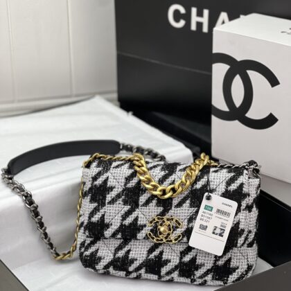 CHANEL 19 HANDBAG AS1161