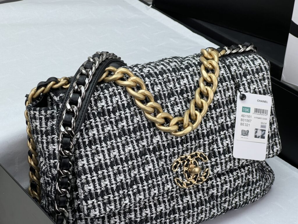 CHANEL 19 LARGE HANDBAG AS1161 - 画像 (16)