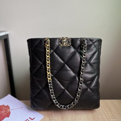 CHANEL 19 SHOPPING BAG 3519
