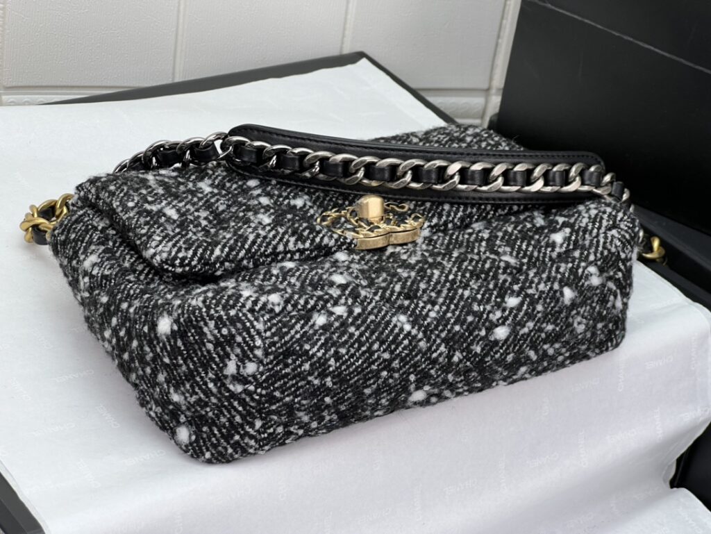CHANEL 19 HANDBAG AS1161 - 画像 (14)
