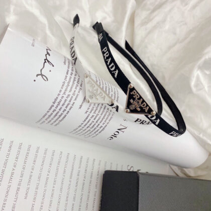 PRADA 薄エッジ トライアングル ロゴ ヘッドバンド SS