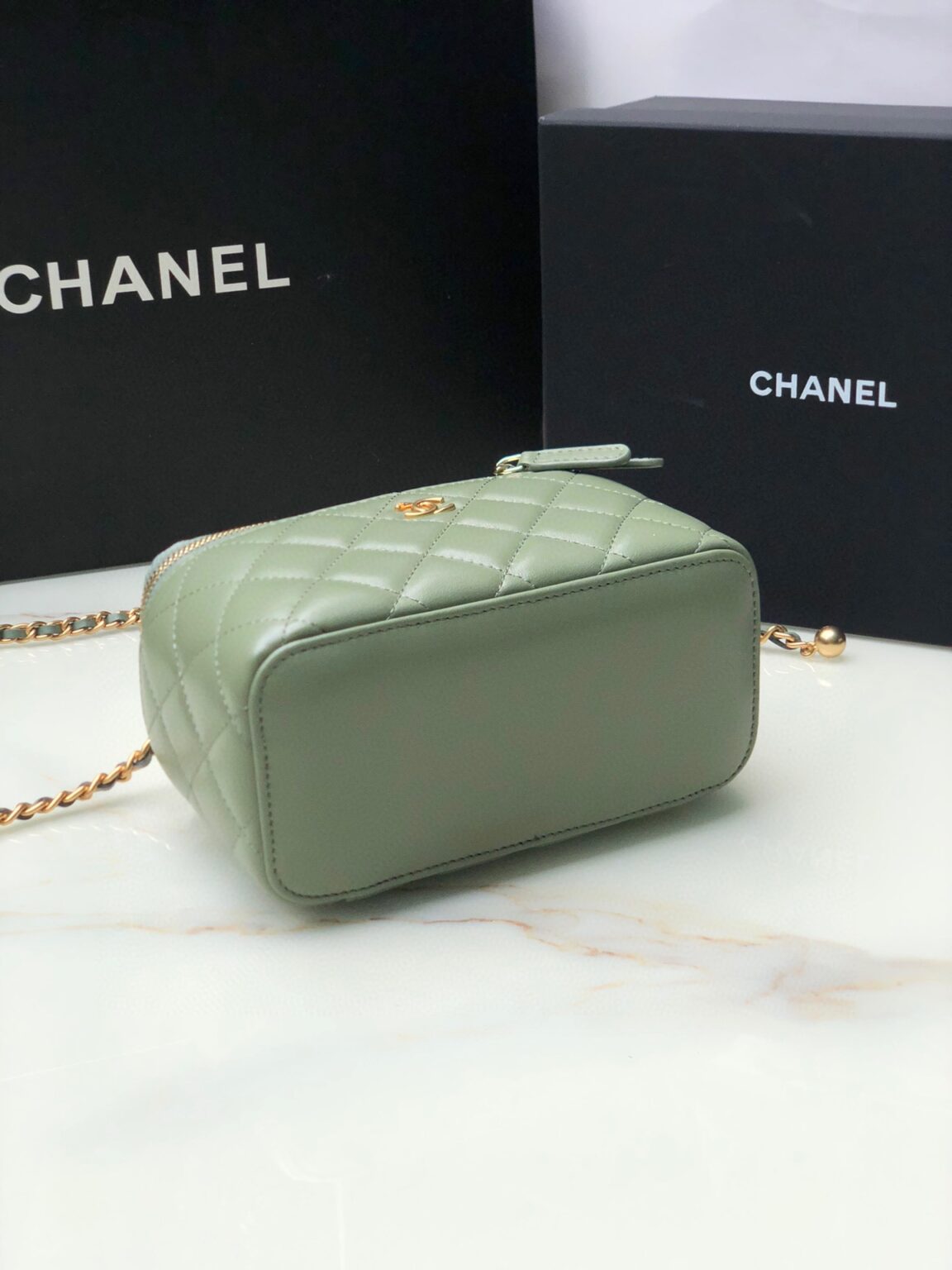 Chanel Classic Vanity 22C Bag with Chain AP2303 - 画像 (15)