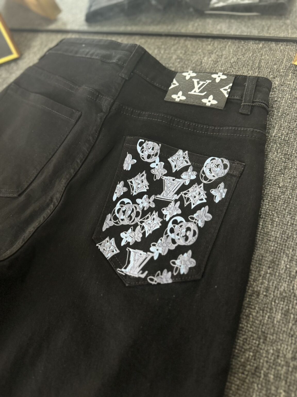 LV Louis Vuitton刺繡入りのトレンディジーンズ 03 SS102437 - 画像 (3)