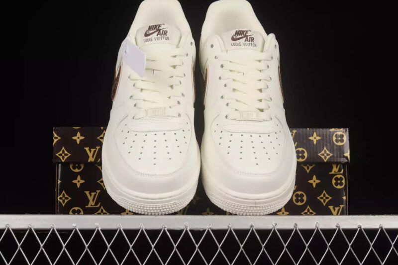【新商品発売】【今年の新商品】LOUIS VUITTON X NIKE AIR FORCE 1 07 LOW RICE WHITE SHOES SNEAKERS【代金引換】 - 画像 (5)