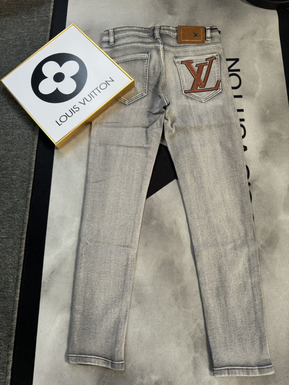LV Louis Vuitton刺繡入りのトレンディジーンズ 23 SS102439 - 画像 (2)
