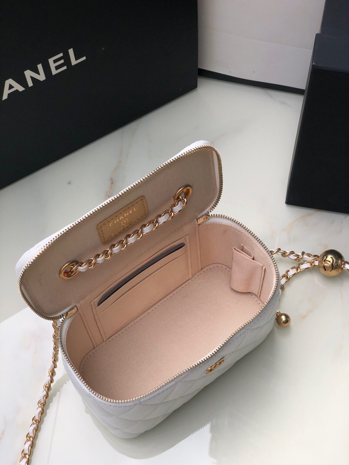Chanel Classic Vanity 22C Bag with Chain AP2303 - 画像 (4)