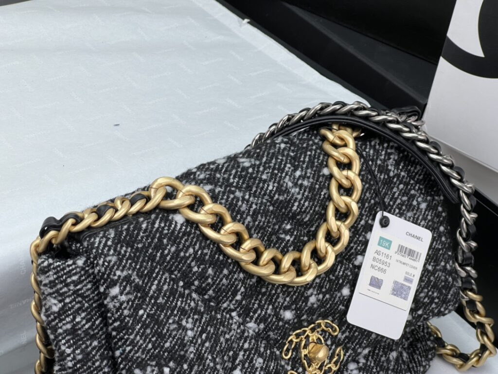 CHANEL 19 LARGE HANDBAG AS1161 - 画像 (8)