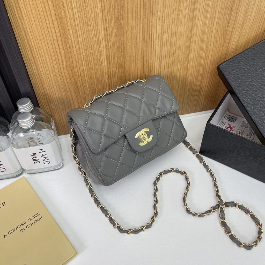 CHANEL スタイリッシュなバッグ 12 zm