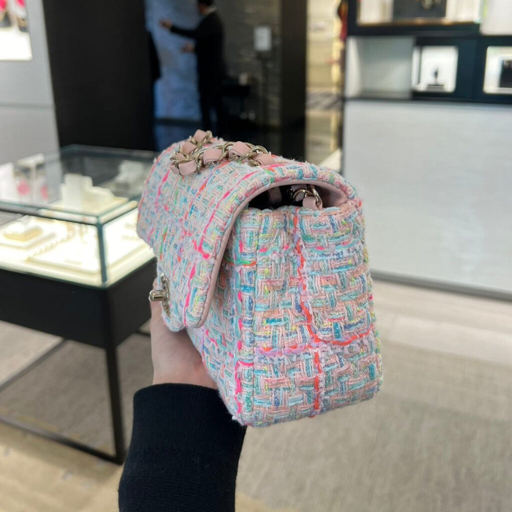 【CHANEL】鮮やかカラー★CHANEL　フラップバッグ - 画像 (2)