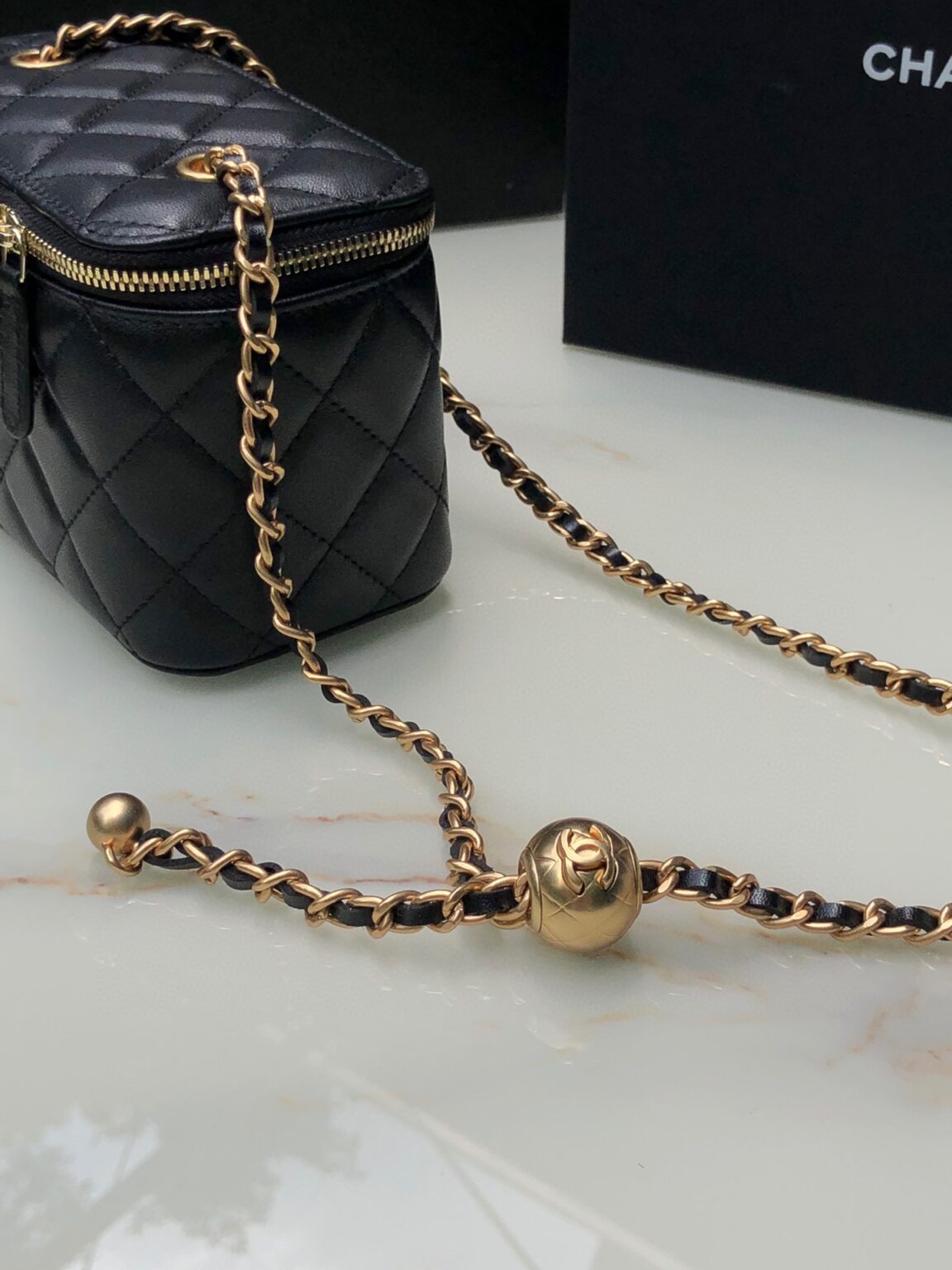 Chanel Classic Vanity 22C Bag with Chain AP2303 - 画像 (14)