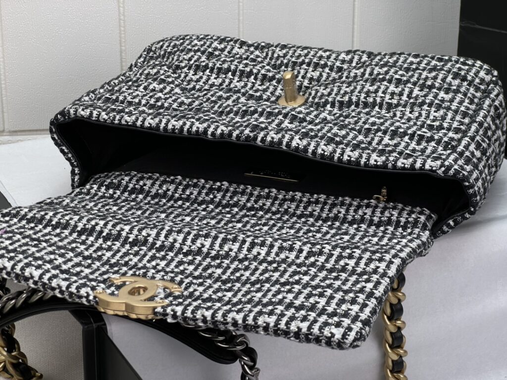 CHANEL 19 LARGE HANDBAG AS1161 - 画像 (14)