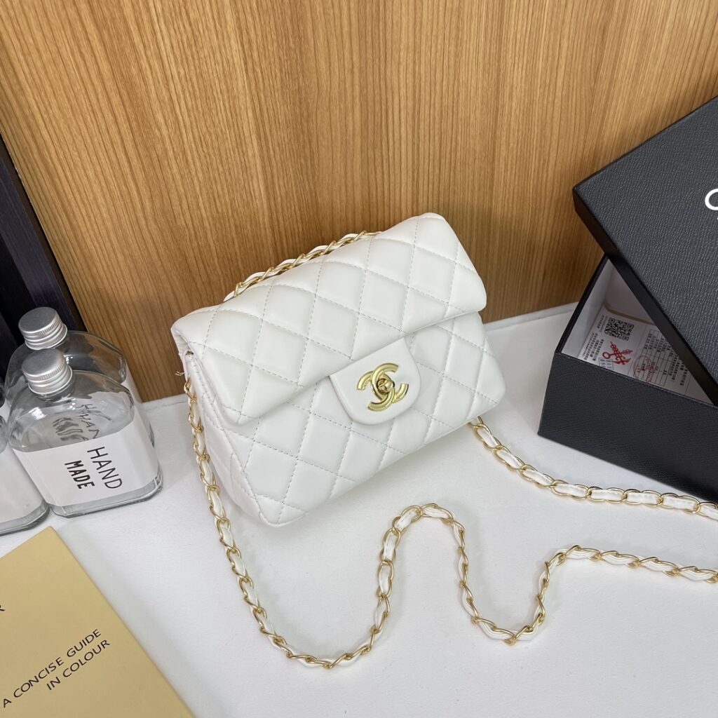 CHANEL スタイリッシュなバッグ 09 zm
