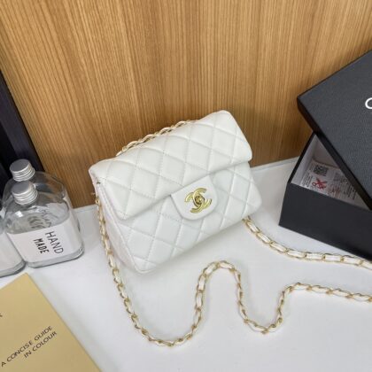CHANEL スタイリッシュなバッグ 09 zm