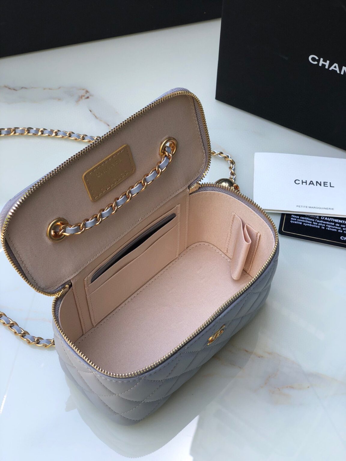 Chanel Classic Vanity 22C Bag with Chain AP2303 - 画像 (3)