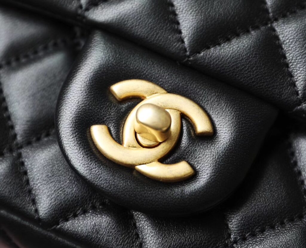 Chanel classic flap mini with golden ball - 画像 (4)