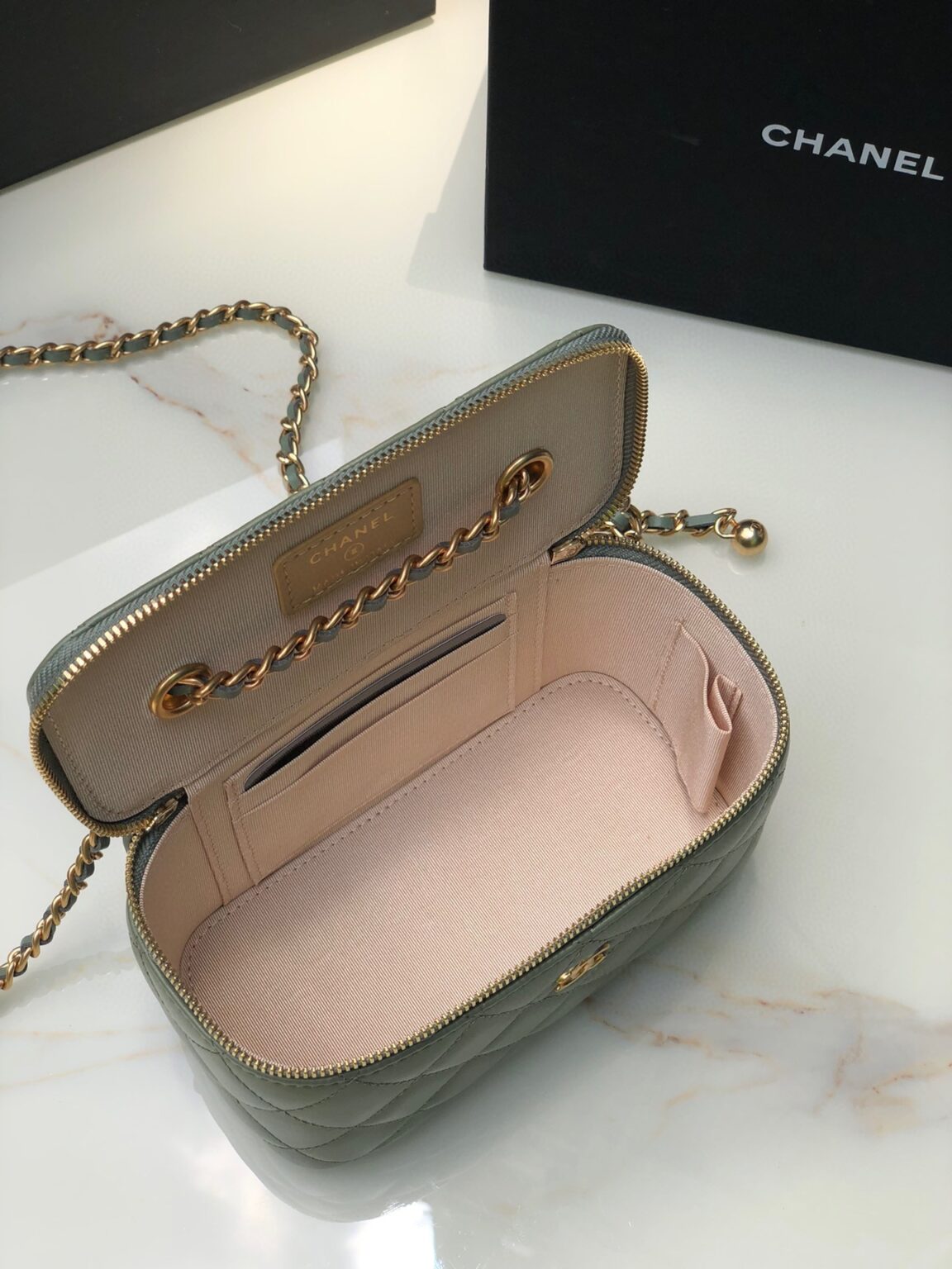 Chanel Classic Vanity 22C Bag with Chain AP2303 - 画像 (13)