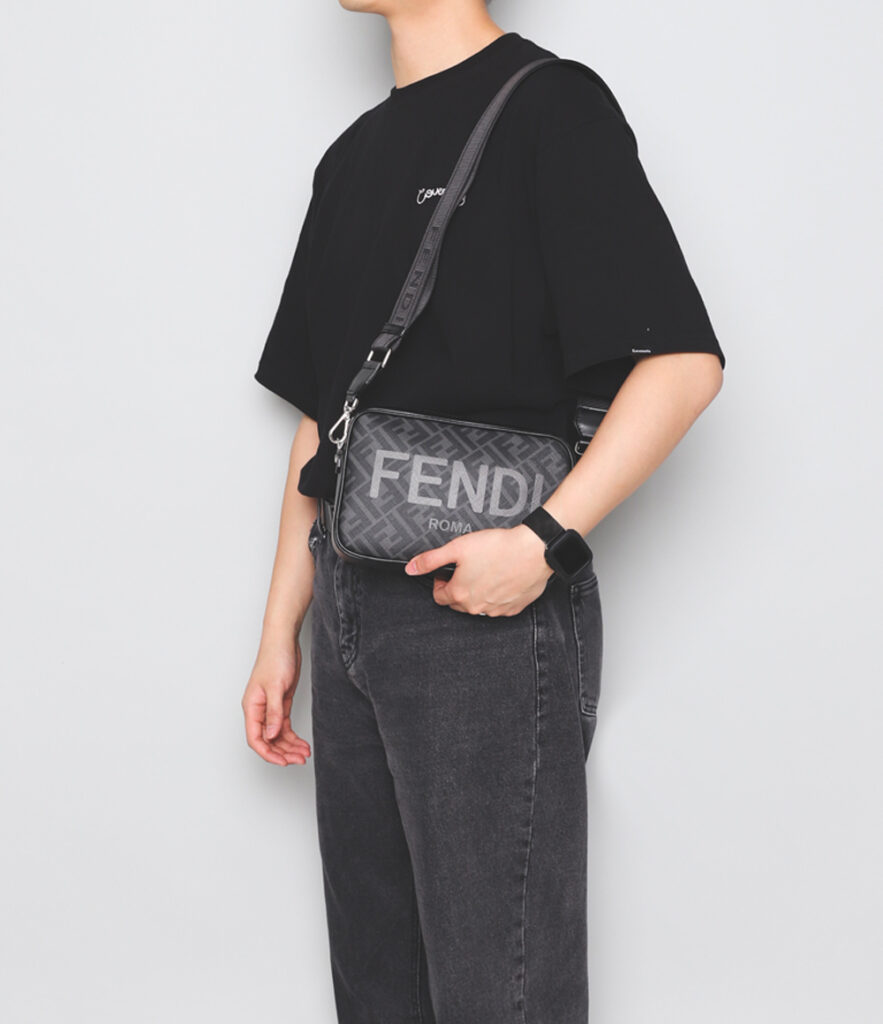 FENDI ブラウンFFファブリック バッグ カメラケース - 画像 (13)