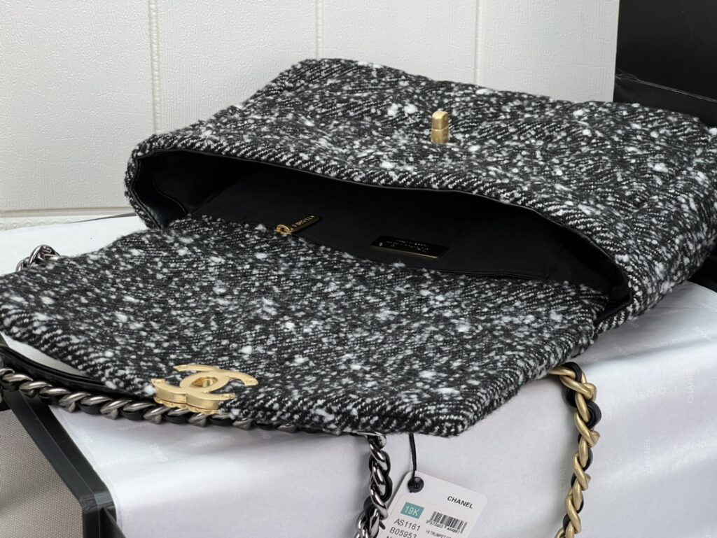 CHANEL 19 LARGE HANDBAG AS1161 - 画像 (5)