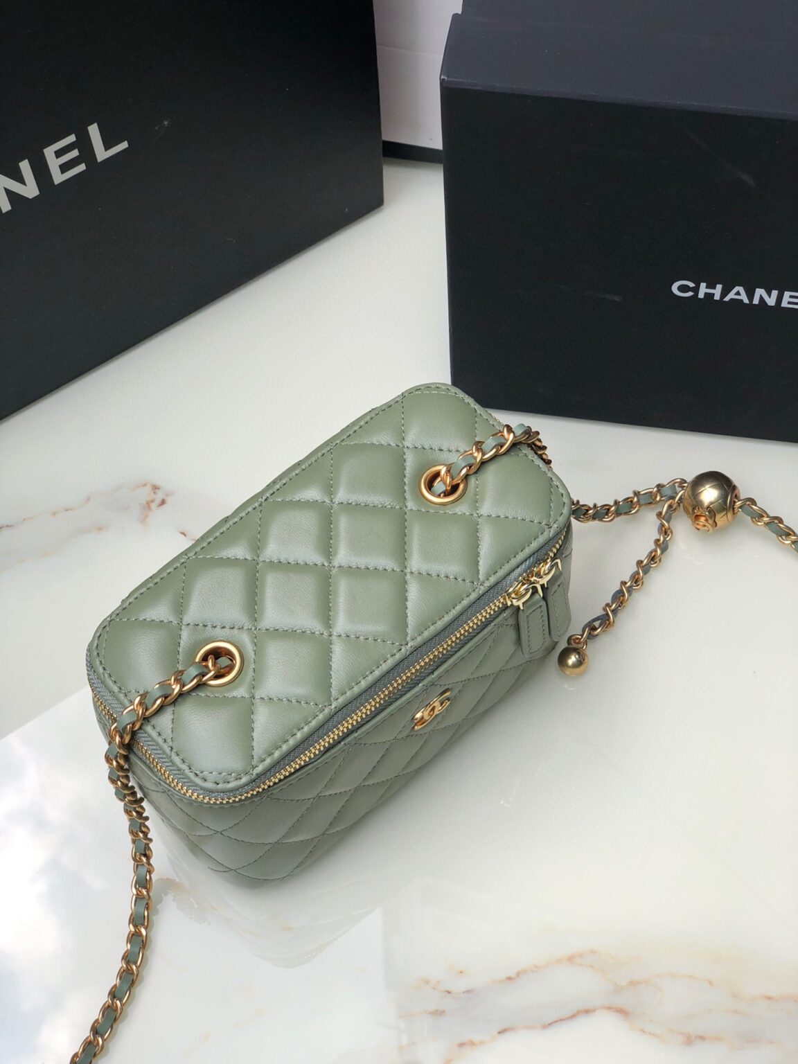 Chanel Classic Vanity 22C Bag with Chain AP2303 - 画像 (16)