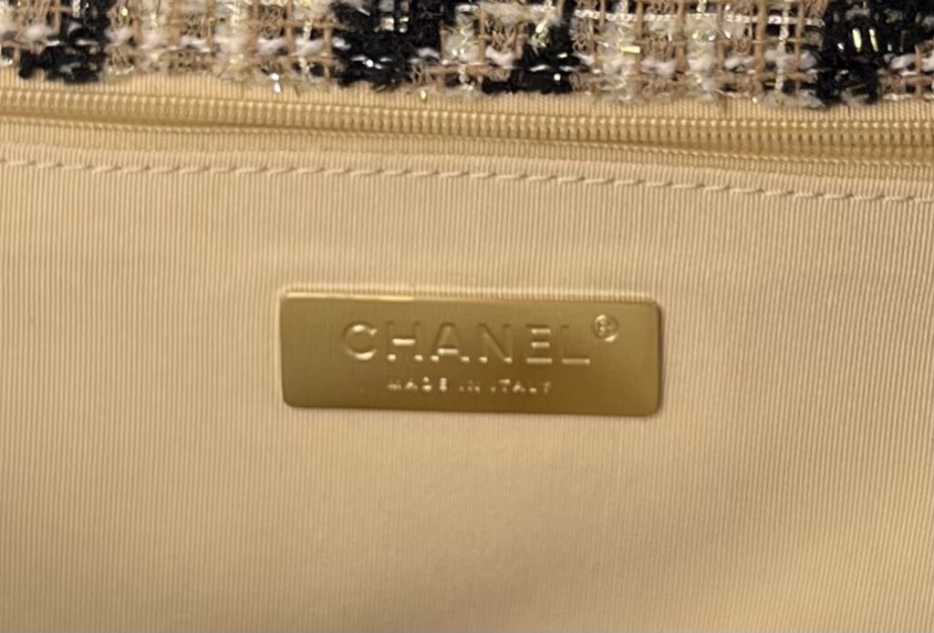 CHANEL 19 LARGE HANDBAG AS1161 - 画像 (4)