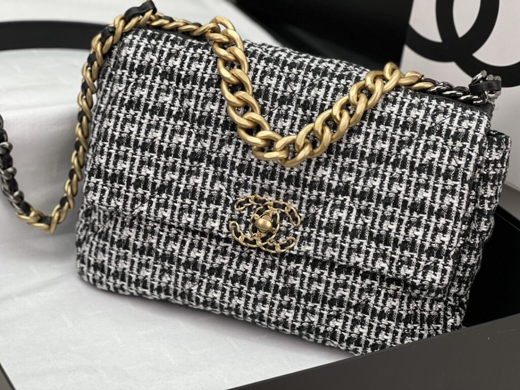 CHANEL 19 LARGE HANDBAG AS1161 - 画像 (11)