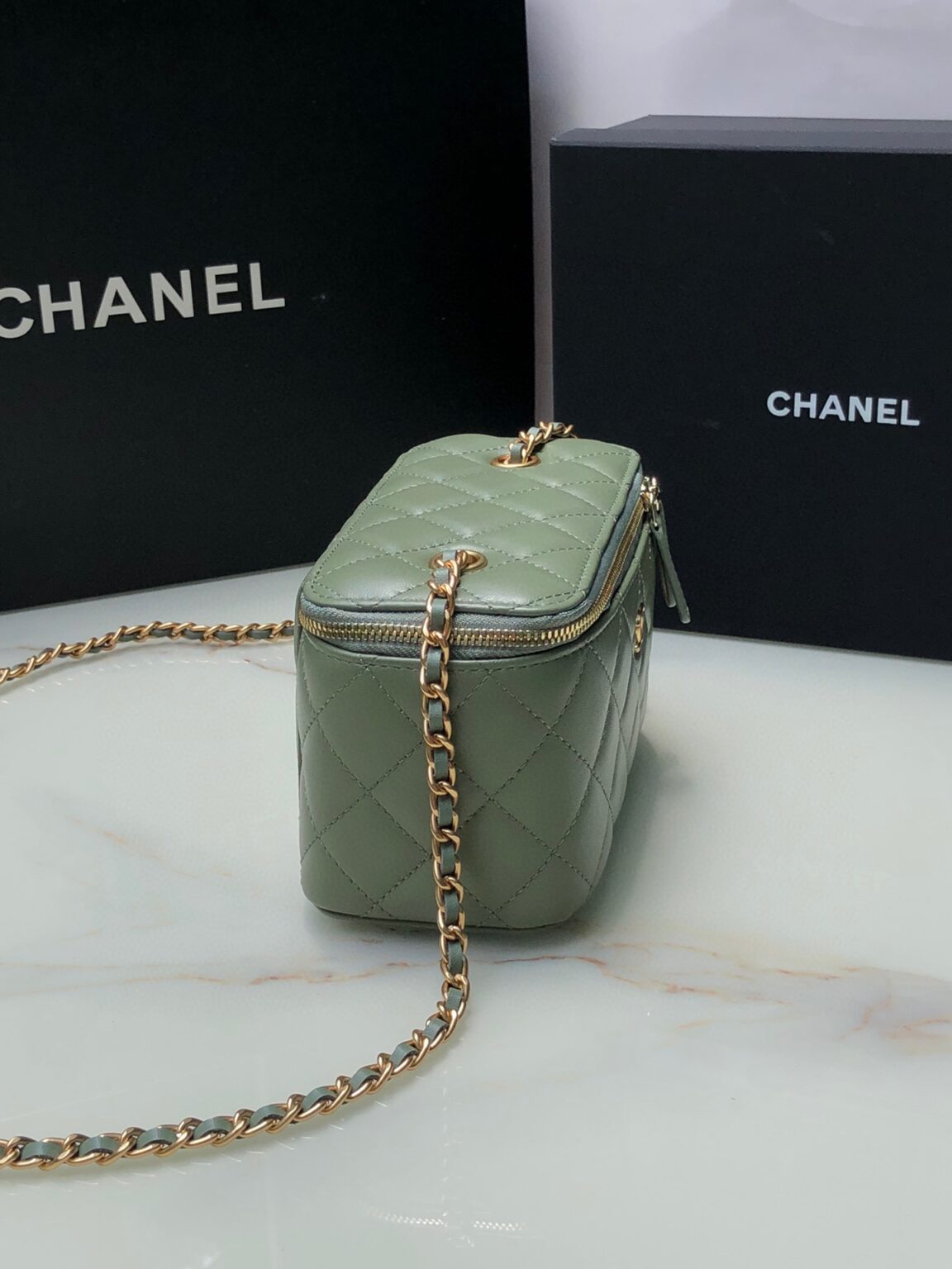 Chanel Classic Vanity 22C Bag with Chain AP2303 - 画像 (18)