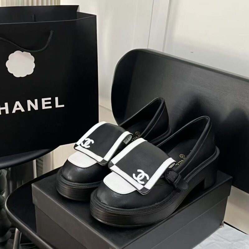 Chanel ローファー 女性