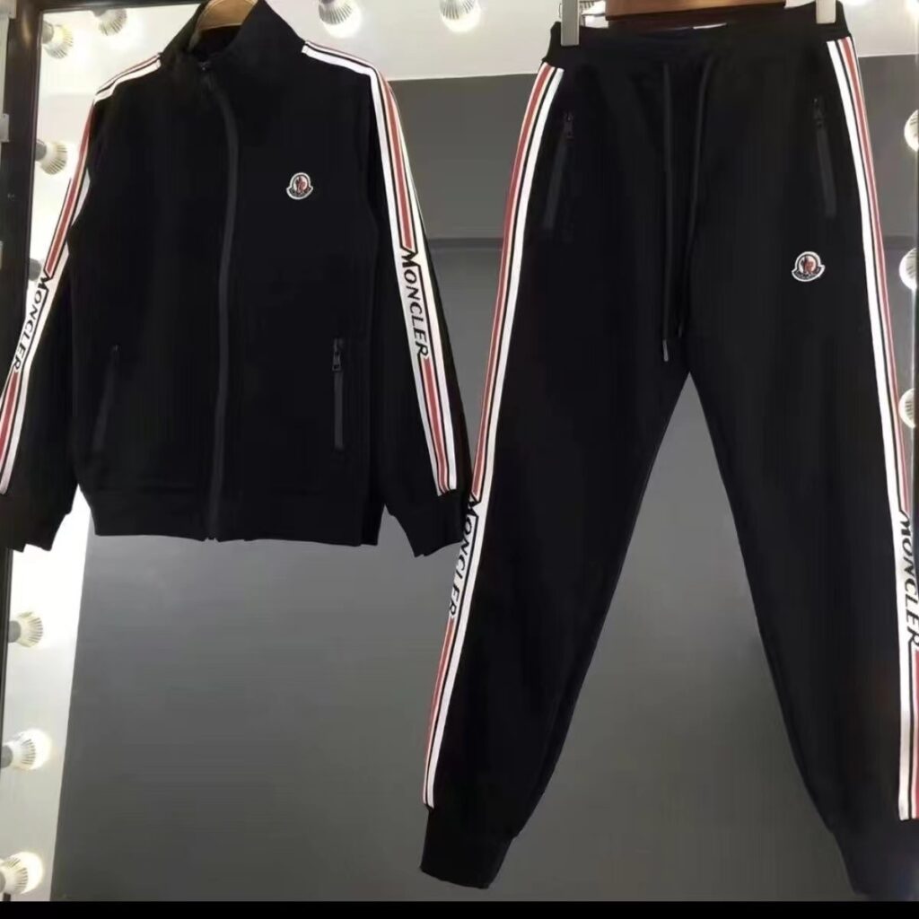 Moncler モンクレール　人気トレーナーセットアップ