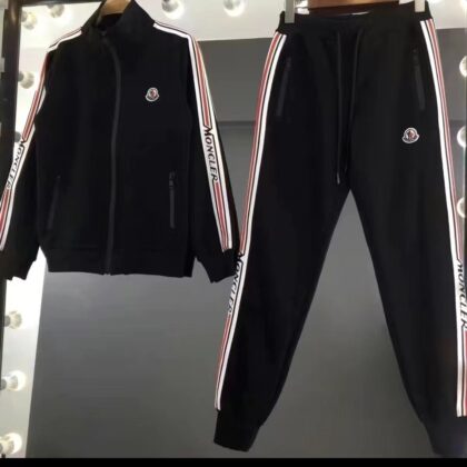 Moncler モンクレール　人気トレーナーセットアップ
