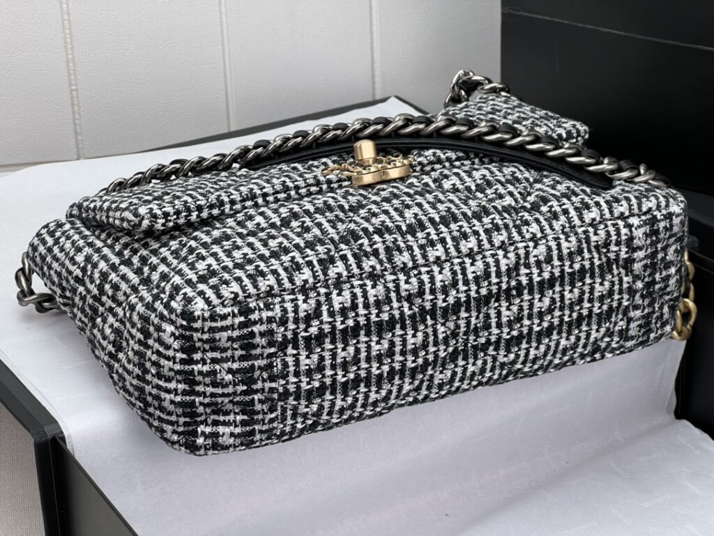 CHANEL 19 LARGE HANDBAG AS1161 - 画像 (15)