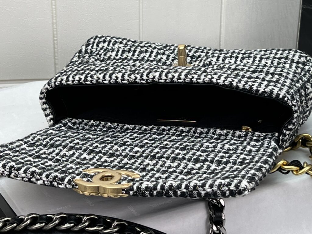 CHANEL 19 HANDBAG AS1161 - 画像 (6)