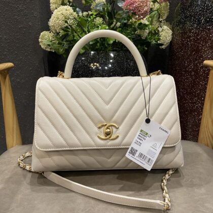 Chanel Cowhide handbag Large 92991