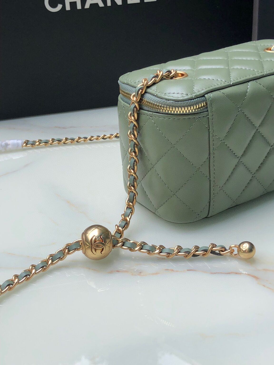 Chanel Classic Vanity 22C Bag with Chain AP2303 - 画像 (12)